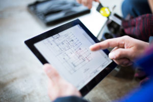 catalogo prodotti Product Catalogue progettazione costruzione elettrodi electrodes production technician holds tablet with mechanical drawing